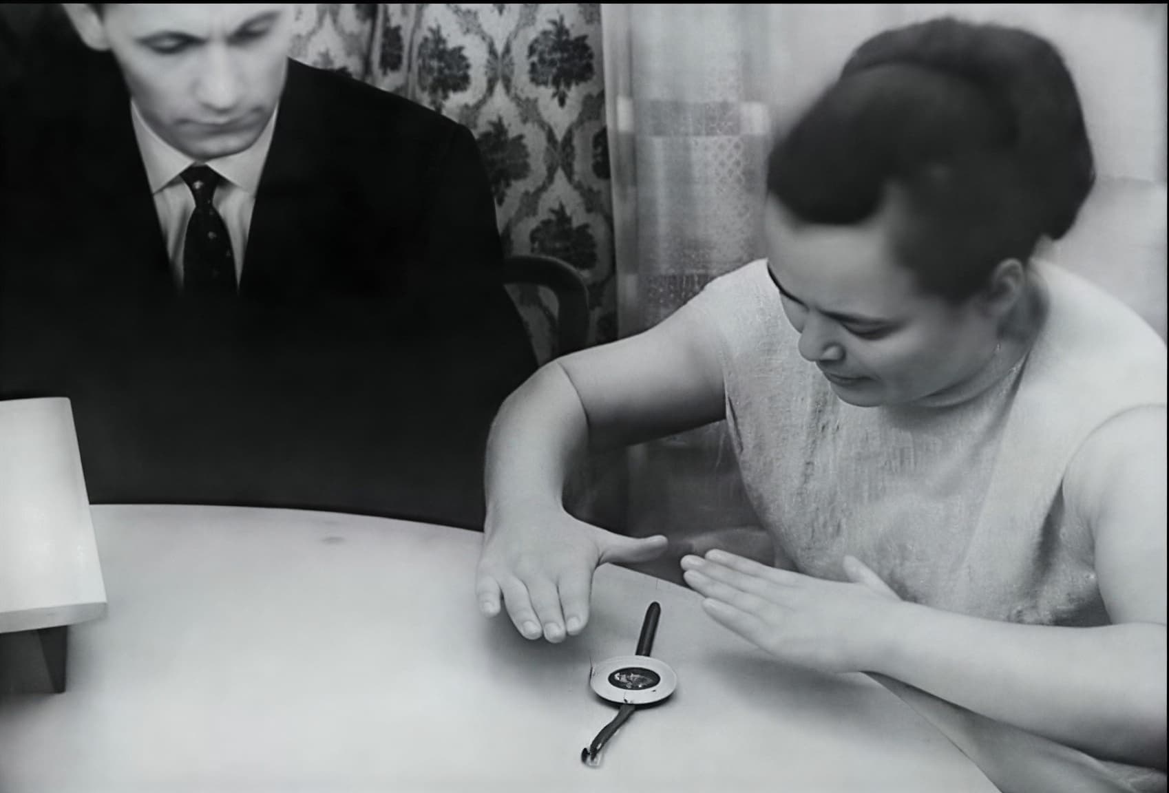 Нинель Кулагина вращает стрелку компаса эксперимент 1960-е