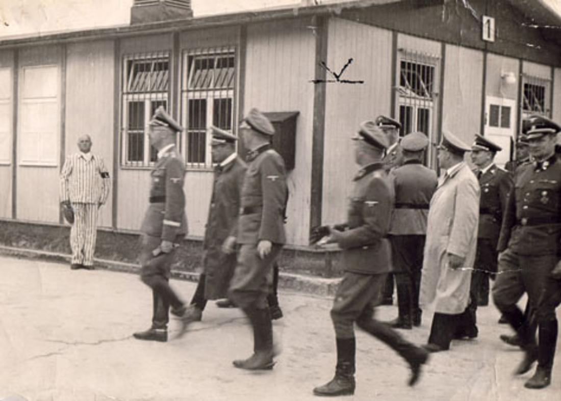 Генрих Гиммлер инспектирует концлагерь