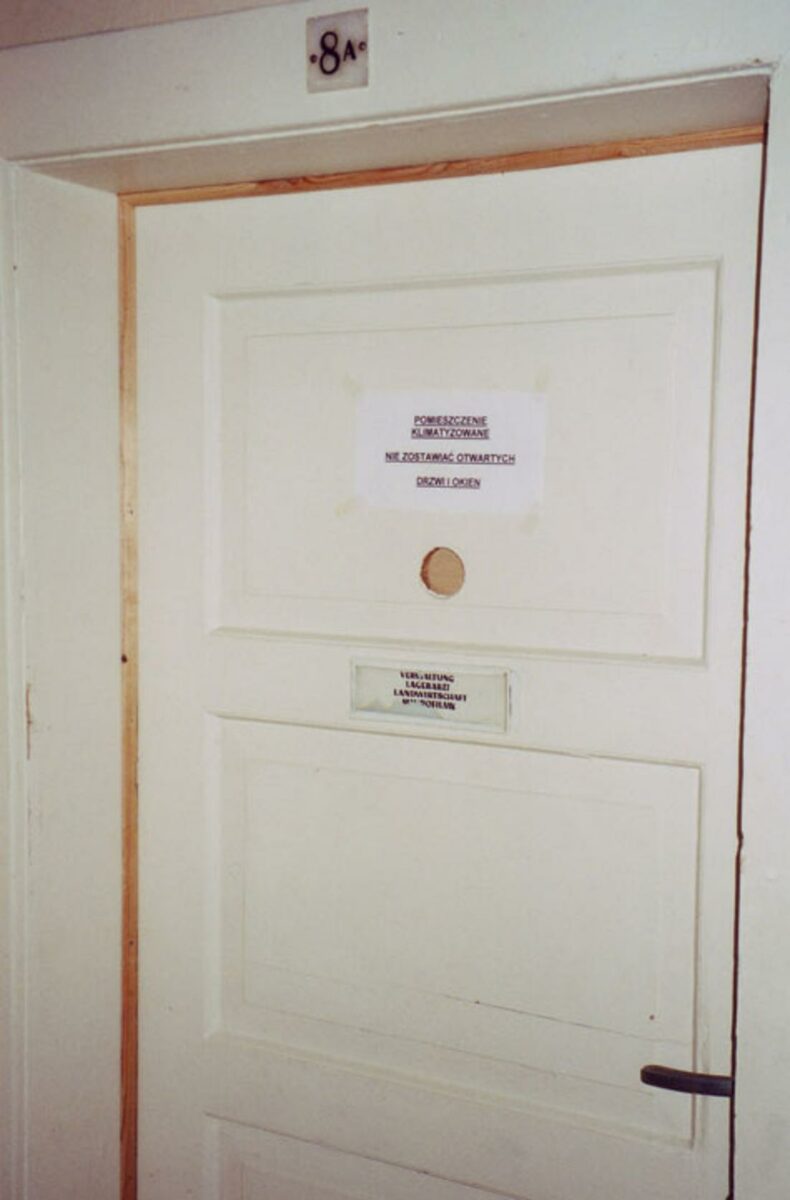 Дверь с глазком в борделе концлагеря Освенцим