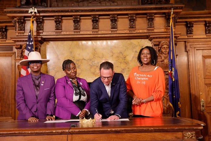 Торжественное подписание закона CROWN Act в Калифорнии 3 июля 2019 года &mdash; первого закона в США против дискриминации по причёске