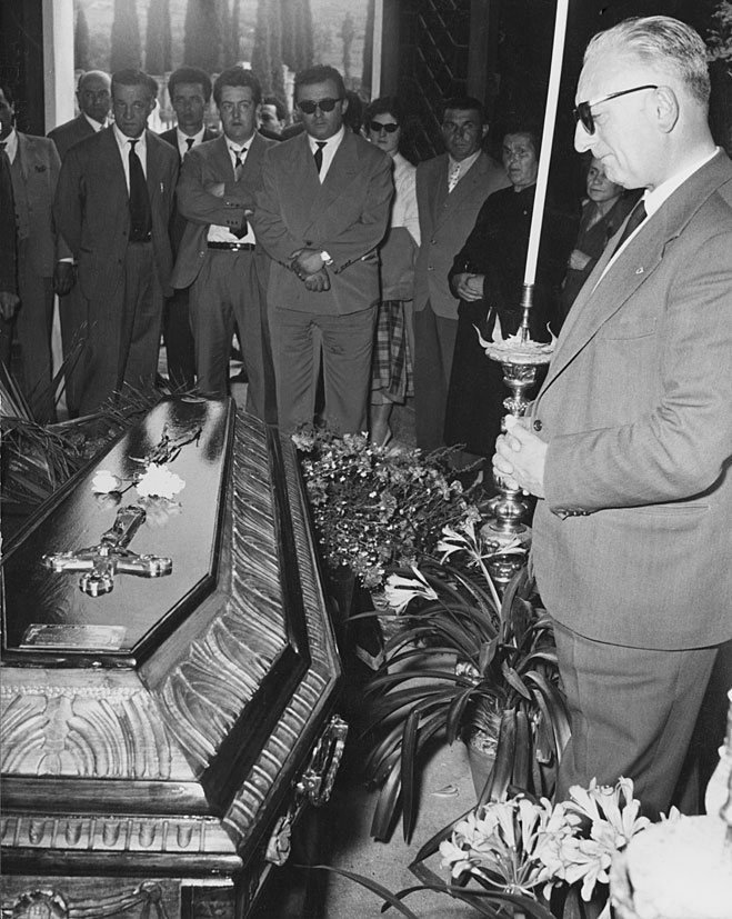 Энцо Феррари у гроба Альфонсо де Портаго &mdash; похороны 1957 год