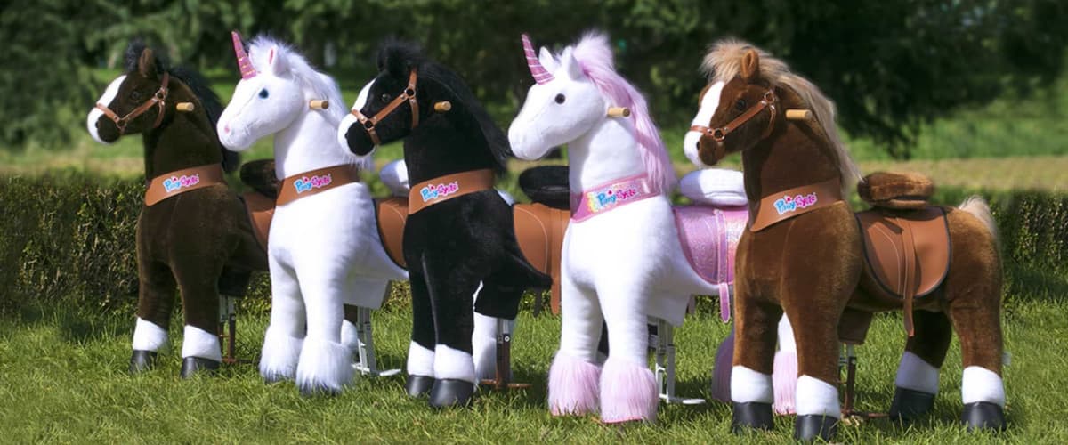 Современная игрушка PonyCycle. Ребёнок едет на реалистичной лошадке-каталке с мягким покрытием, которая приводится в движение ногами.