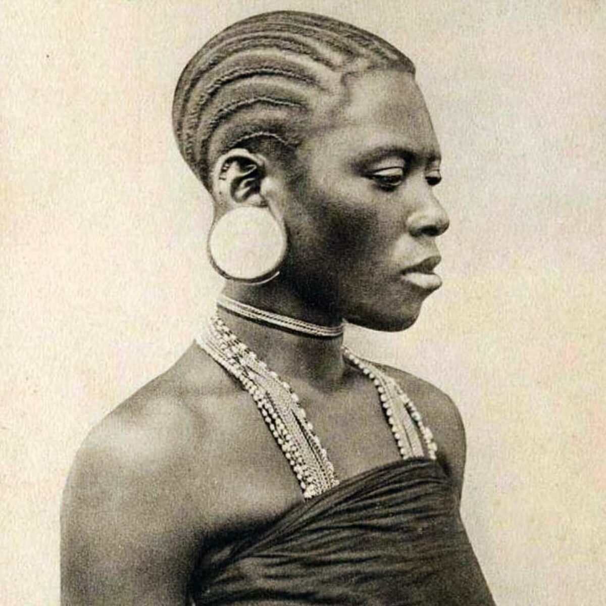 Африканская женщина с традиционной причёской корнроу. Архивная фотография начала XX века