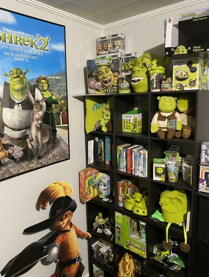 Коллекция фигурок и товаров по мультфильму Шрек на полках комнаты