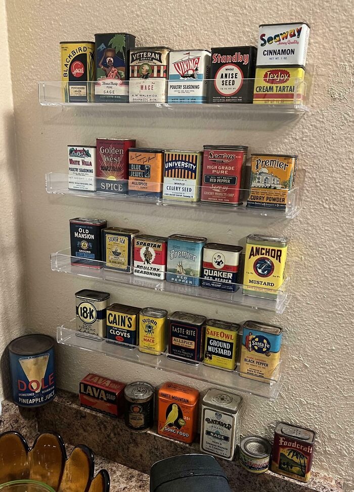 Коллекция винтажных баночек от специй на прозрачных полочках