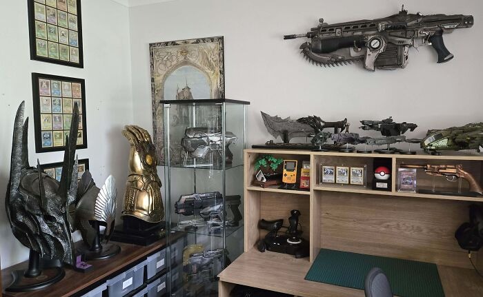 Комната с коллекцией фигурок Warhammer 40k, фэнтези-оружием и моделями на полках