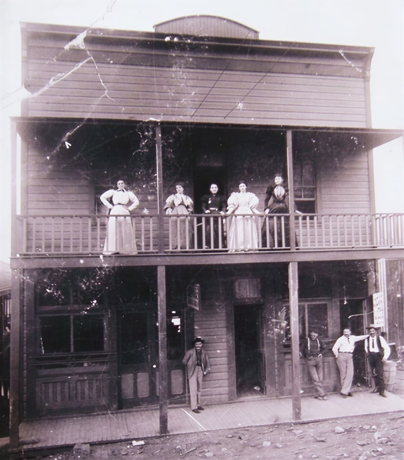 Женщины Клондайка в ожидании клиентов, Доусон-Сити, конец XIX века