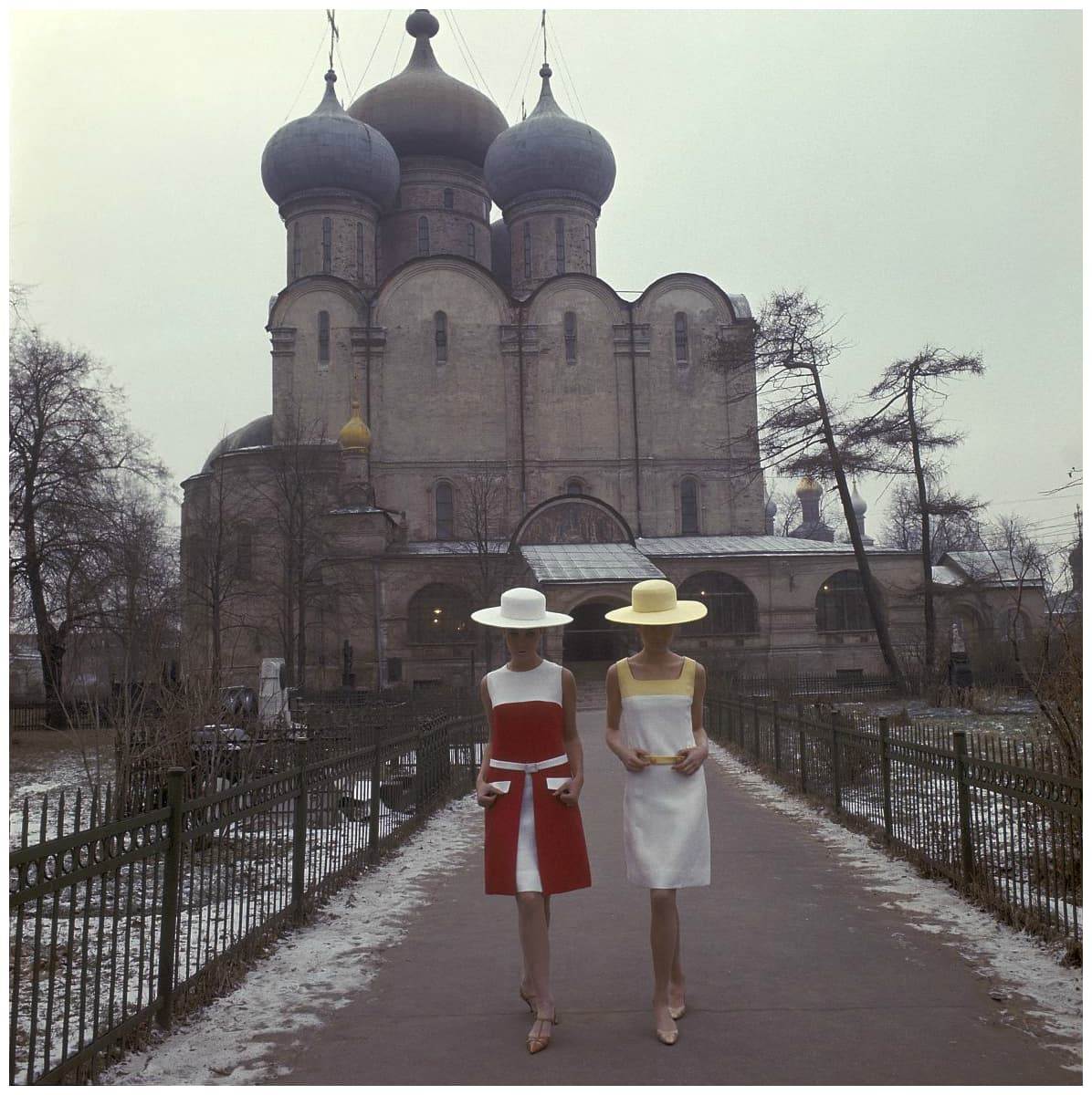 Нидерландская модель в наряде от Дика Холтхауса у Смоленского собора