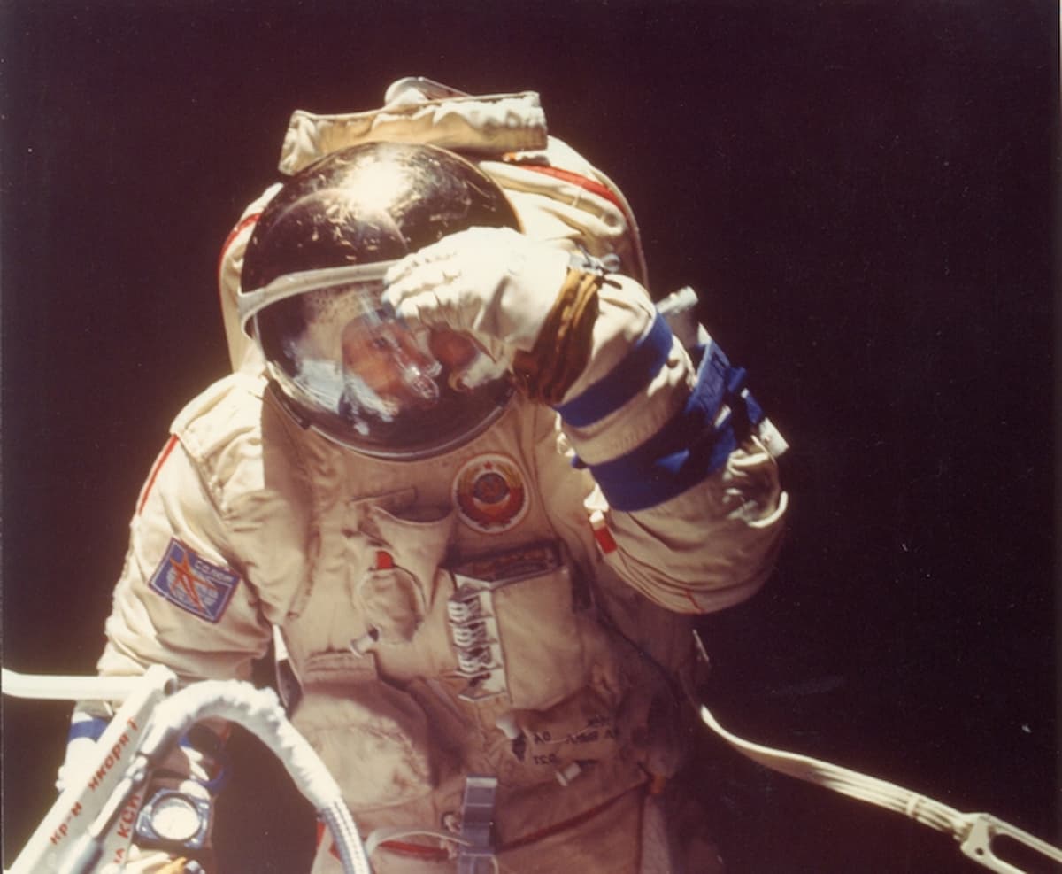 Космонавт Анатолий Соловьёв в скафандре при выходе в открытый космос со станции Мир