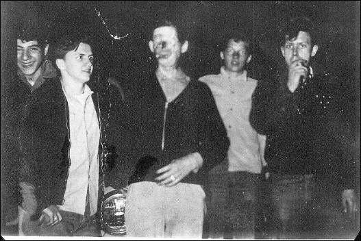 Рэймонд Робинсон и подростки на Route 351, 1950-е годы, Пенсильвания