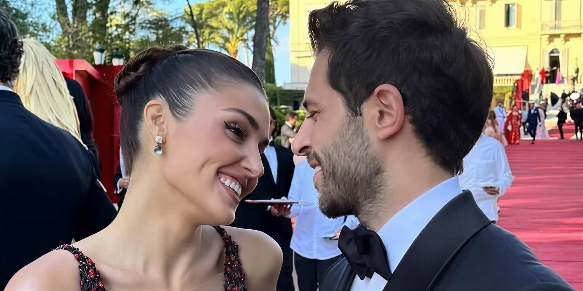 Ханде Эрчел и Хакан Сабанджи позируют вместе на светском мероприятии