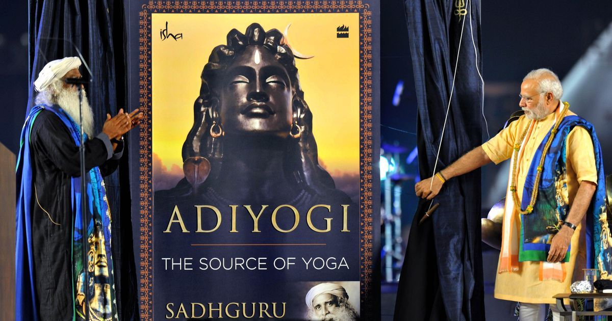 Премьер-министр Нарендра Моди на церемонии открытия бюста Адийоги 24 февраля 2017 года