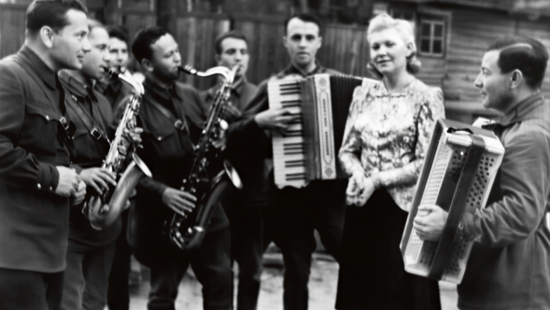 Фронтовой джаз-ансамбль Шульженко на сцене перед бойцами