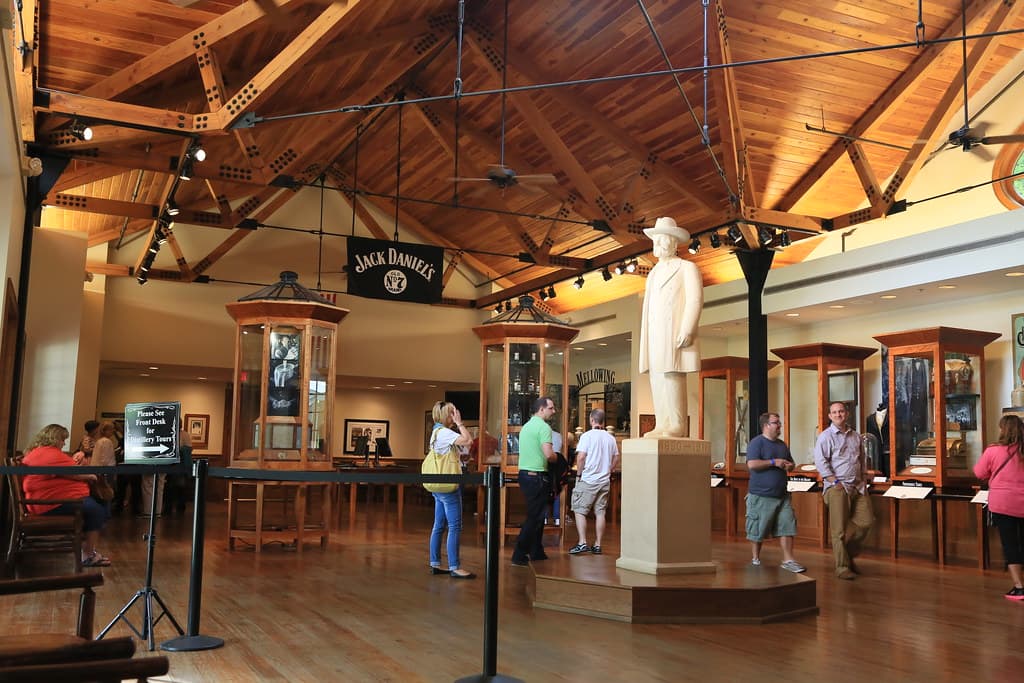 Группа туристов рассматривает экспозицию в историческом музее дистиллерии Jack Daniel's в Линчберге