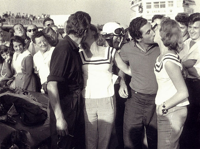 Альфонсо де Портаго с поклонницами &mdash; гонщик Ferrari 1950-х годов