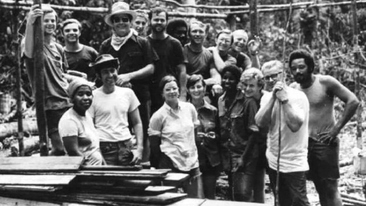 Джим Джонс с последователями в Джонстауне, 1978 год