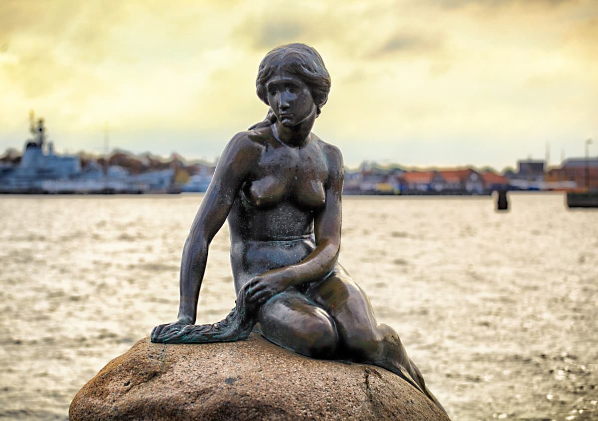 Статуя Русалочки в Копенгагене — бронзовая скульптура работы Эдварда Эриксена