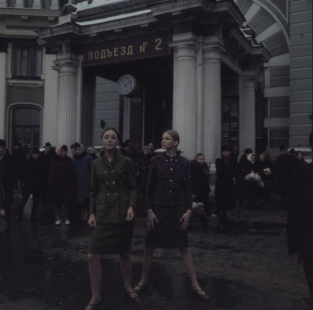 Нидерландские модели у входа на Белорусский вокзал в Москве