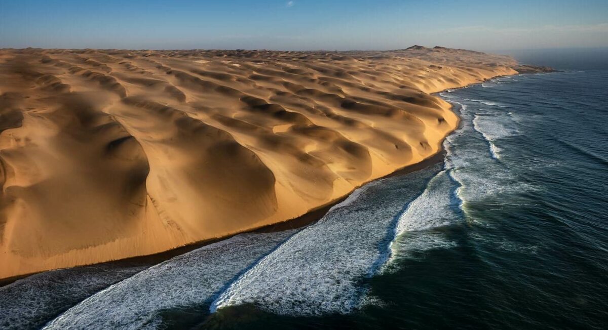 Пустынное побережье Намибии у Атлантического океана &mdash; место сброса тел жертв апартеида