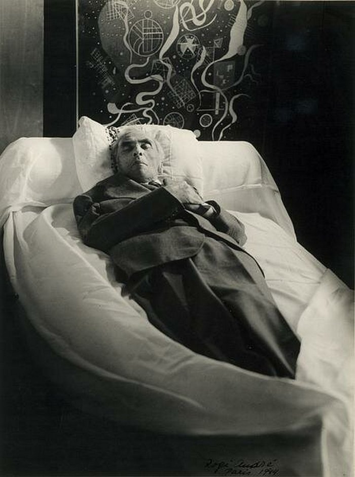Василий Кандинский на смертном одре, фото Рожи Андре, 1944 год