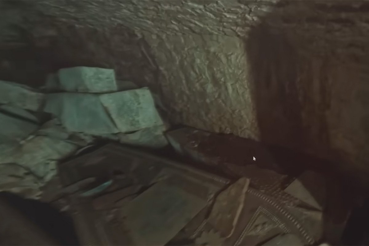 Гроб Джека Миттона в фамильном склепе Холстон-Холла, шкура медведицы Нелл