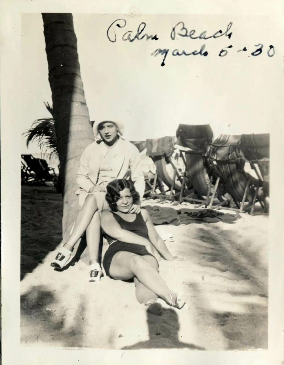 Полли Адлер отдыхает на пляже Палм-Бич 1930-е