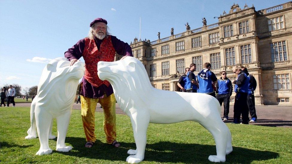 Маркиз Батский Александр Тинн сидит на ступенях поместья Лонглит рядом с одной из своих скульптур