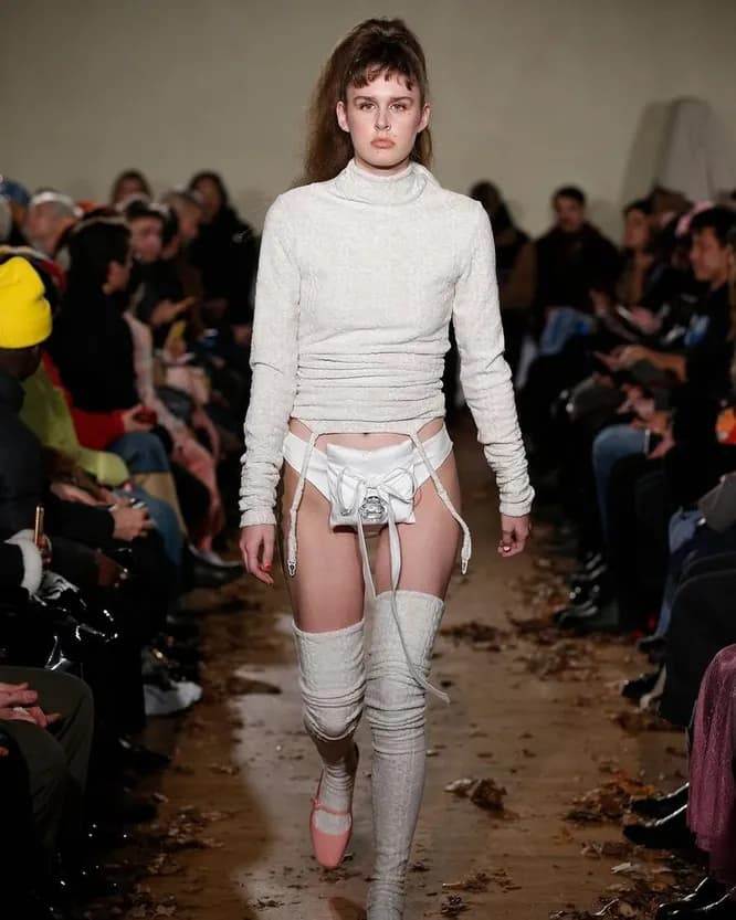 Пояс целомудрия с кристаллом от бренда Vaquera на Нью-Йоркской неделе моды 2019