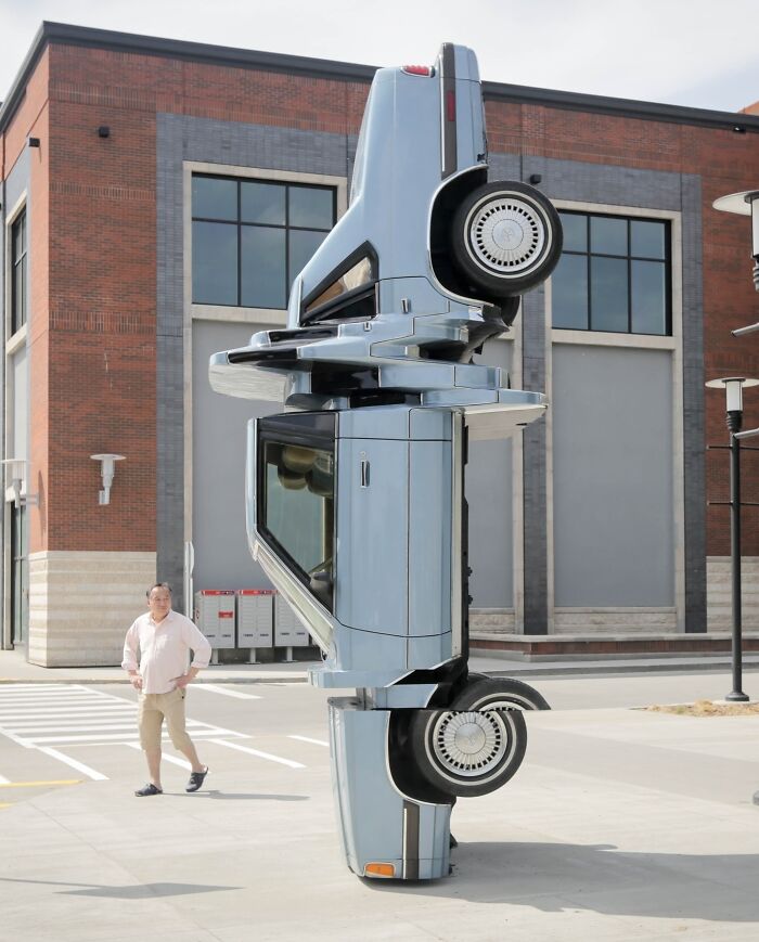 Plymouth Caravelle переделанный в цифровой глитч художниками Браун и Гарретт