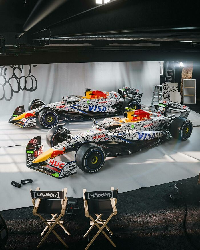 Болид Формулы-1 расписанный нигерийским художником Олаолу Слоуном