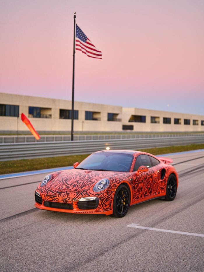 Автомобиль расписанный и испытанный на треке Крисом Данлопом