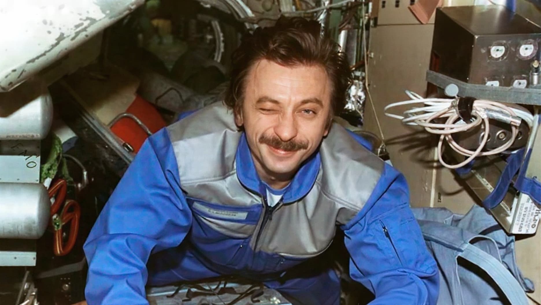 Космонавт Александр Лазуткин на борту станции Мир 1997