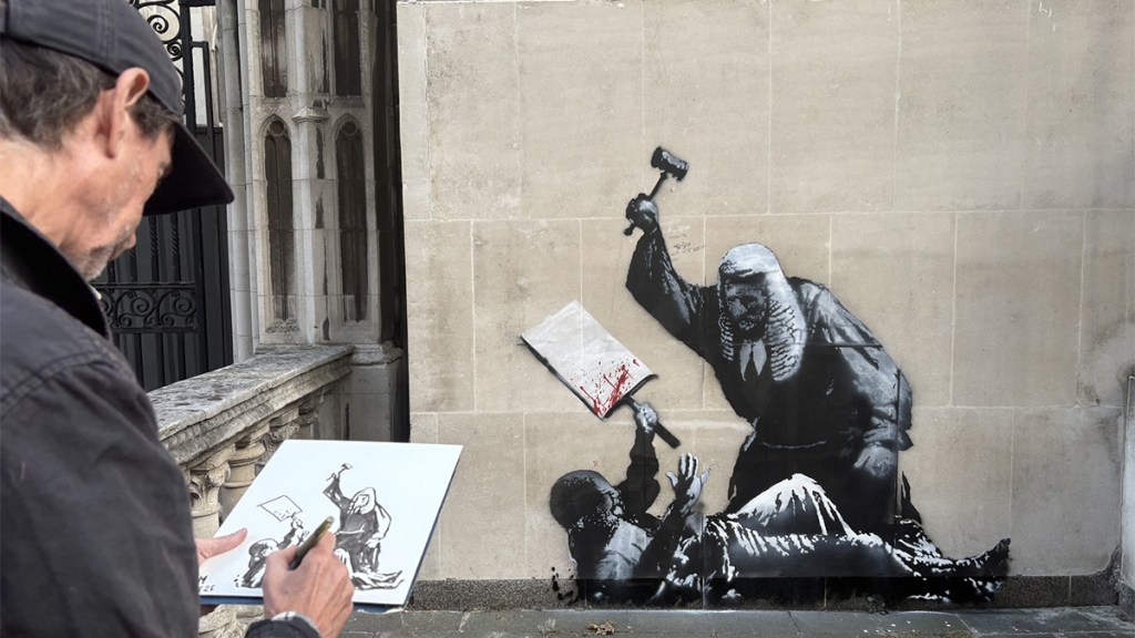 Бэнкси Royal Courts of Justice граффити Лондон 2025 судья протестующий молоток