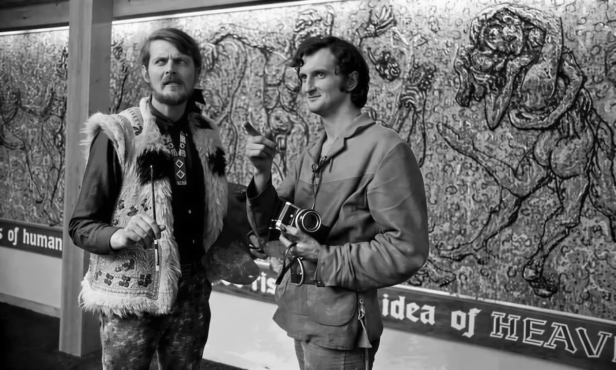 Александр Тинн (слева) с братом лордом Кристофером позируют на фоне одной из своих скандальных фресок в Лонглите