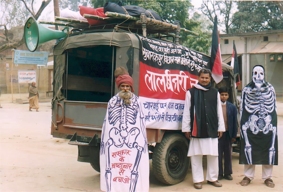 Акция протеста членов Ассоциации мёртвых в Индии, плакаты