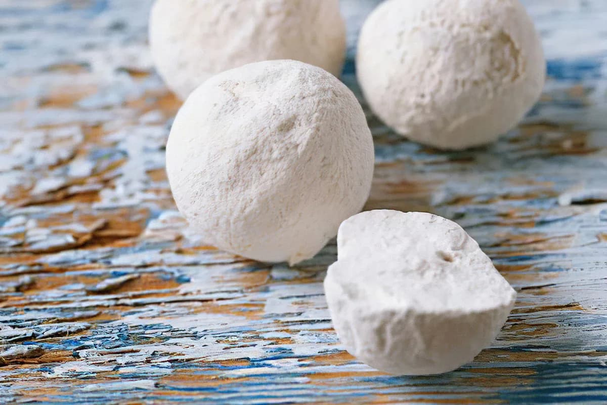 Монгольский хурут &mdash; шарики сушёного творога белого цвета