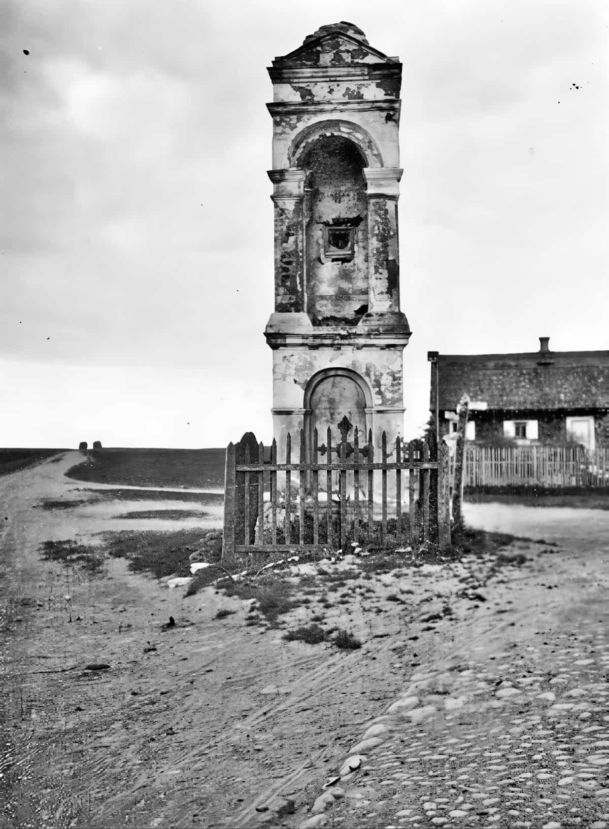 Придорожная часовня XVIII века в Чернавчицах, фото начала XX столетия