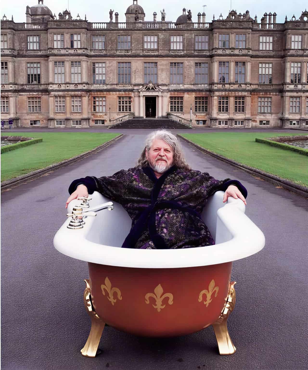 Пожилой маркиз Батский Александр Тинн в своем любимом кафтане позирует на фоне замка Лонглит