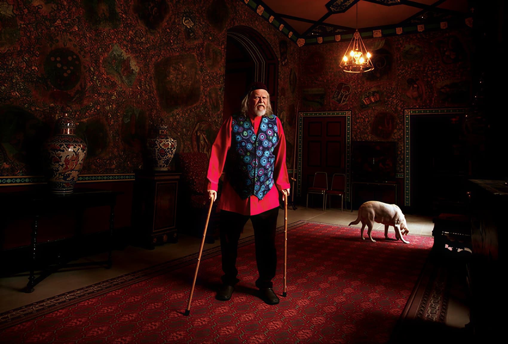 Пожилой Александр Тинн, 7-й маркиз Батский, стоит в парке Лонглита, опираясь на трость