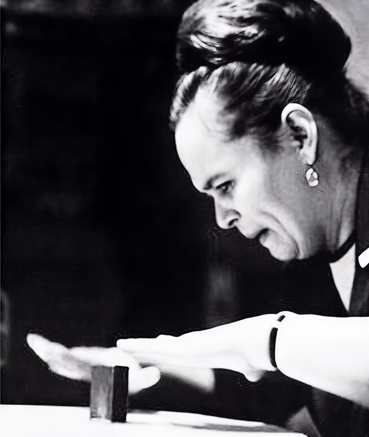 Нинель Кулагина пассы над спичечным коробком телекинез кадр из фильма