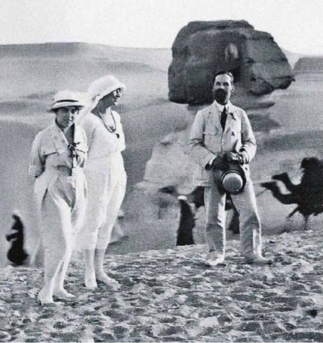 Иван Билибин в Египте 1920-е годы на фоне сфинкса