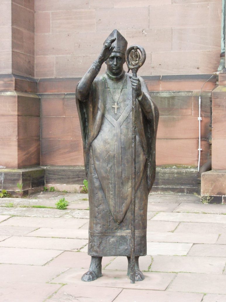 Статуя епископа Бурхарда Вормсского перед собором в Вормсе, Германия