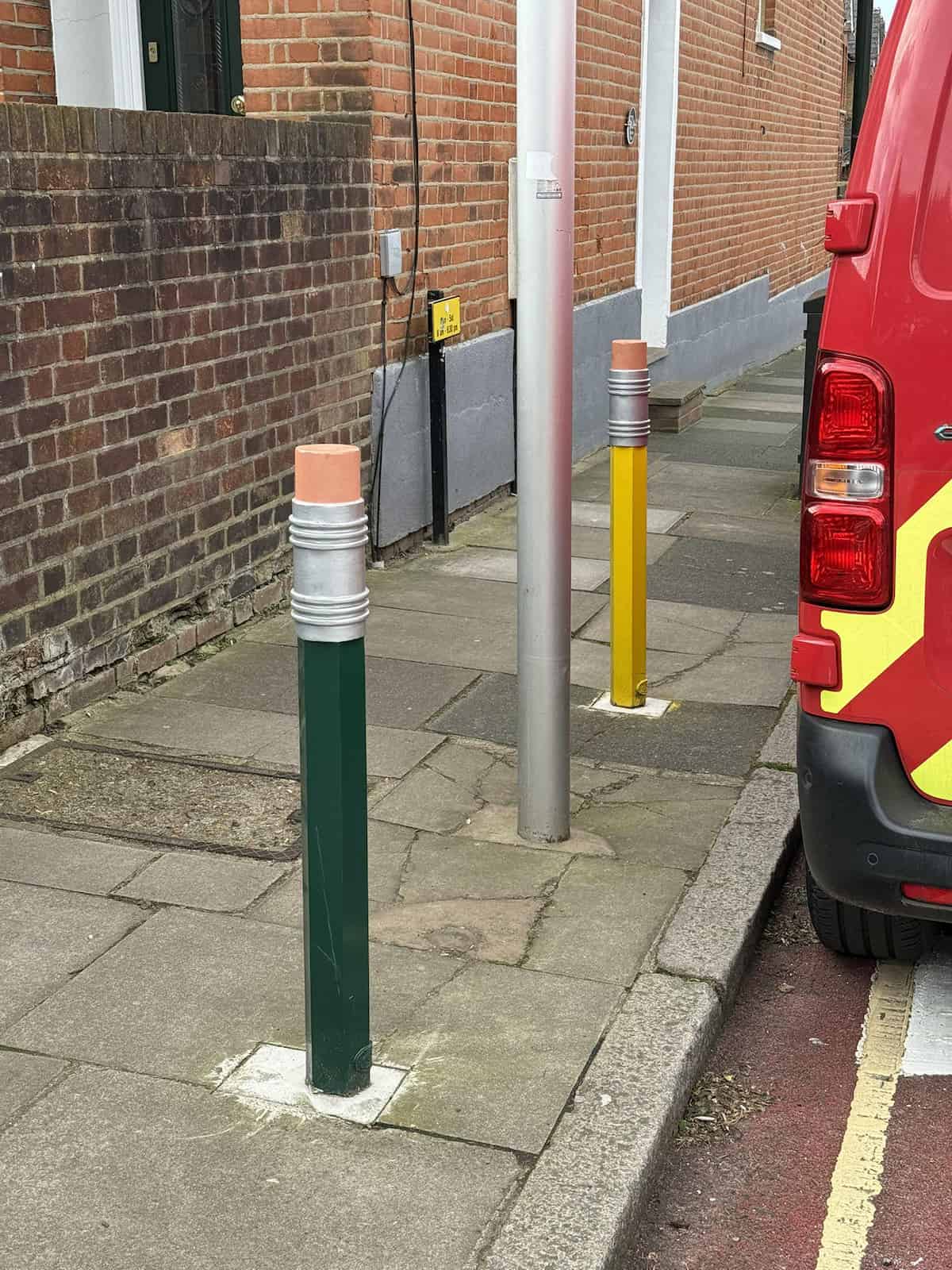 Уличные болларды в виде гигантских цветных карандашей у школы в Лондоне