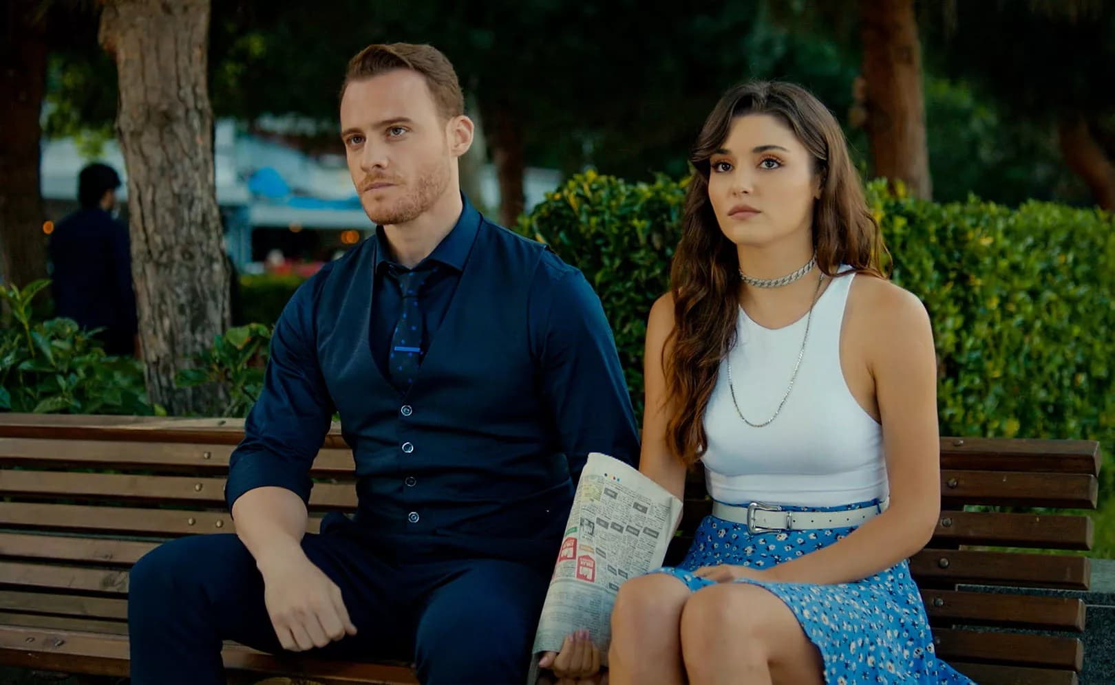 Ханде Эрчел и Керем Бюрсин в культовой сцене из сериала Постучись в мою дверь