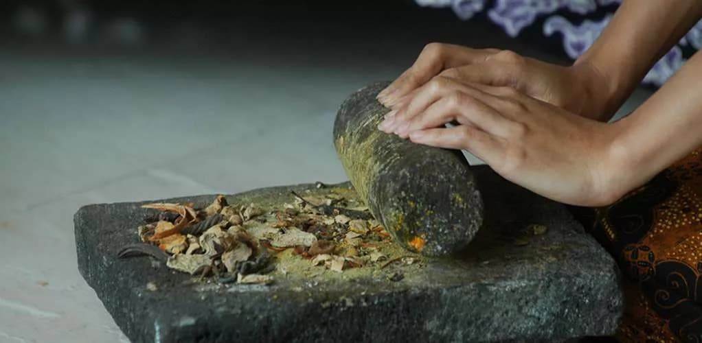 Приготовление сварна-бхасмы &mdash; ручное перетирание аюрведического препарата золота