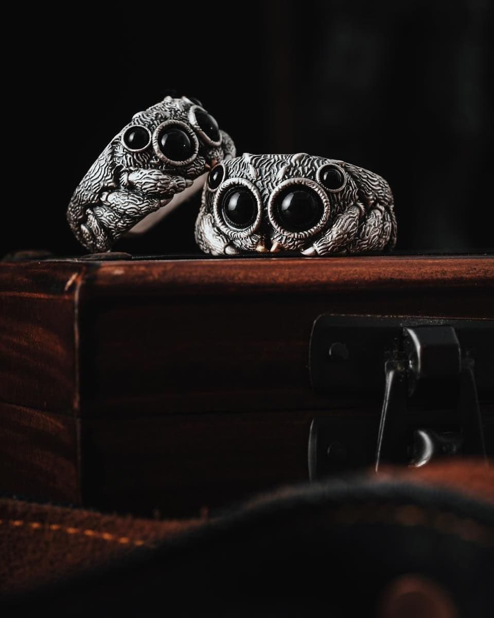 Серебряные кольца с агатом в виде прыгающего паучка