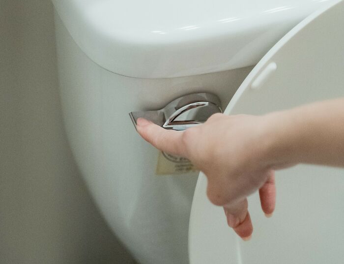 Унитаз с открытой крышкой в современной ванной комнате