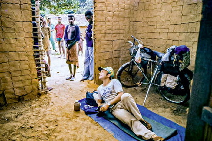 Хайнц Штуке в Африке с велосипедом и местными жителями во время кругосветки
