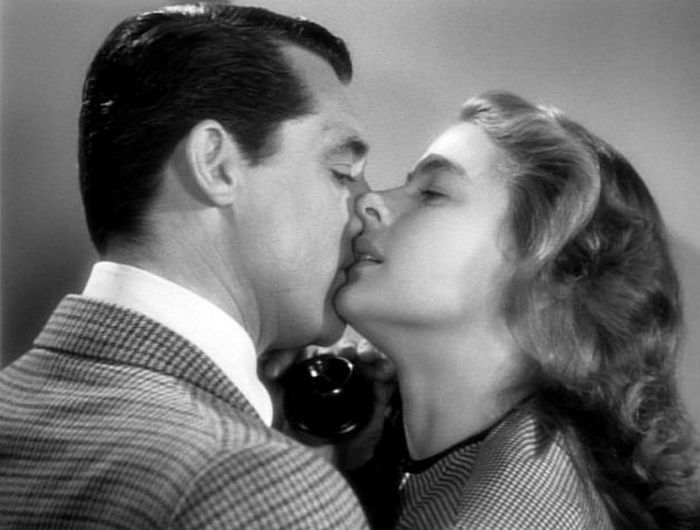 Кэри Грант и Ингрид Бергман в сцене поцелуя из фильма «Дурная слава» Хичкока, 1946 год