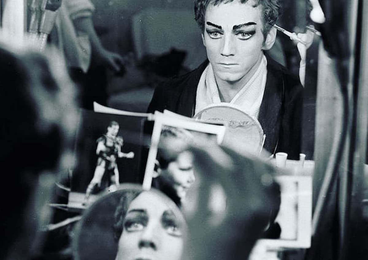 Марис Лиепа в гримерной перед выходом на сцену Большого театра, 1971 год